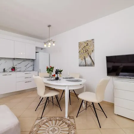 Apartment App Marta 100 M From The Sea In Part Of *